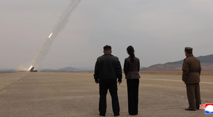 Coreia do Norte divulga imagens de teste de lançadores múltiplos de foguetes com Kim Jong Un