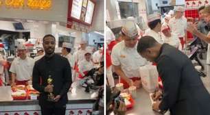 Michael B. Jordan causa alvoroço ao celebrar vitória do Oscar em fast food