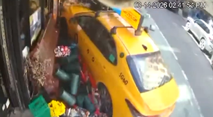 Táxi desgovernado sobe em calçada e atropela duas mulheres em Nova York; assista