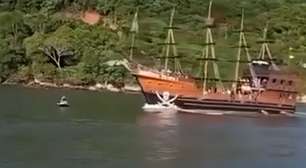 Vídeo mostra o momento em que 'barco pirata' atropela casal em moto aquática em Balneário Camboriú