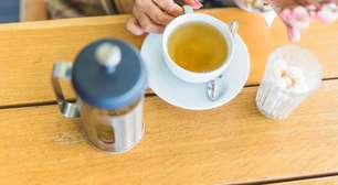 Pesquisa indica que chá pode fortalecer ossos de mulheres