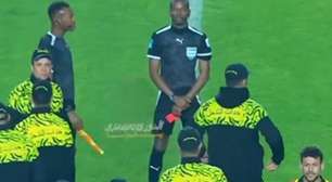 Vídeo: árbitro adota tática bizarra para intimidar jogadores após jogo