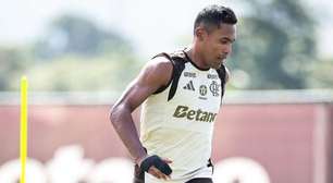 Alex Sandro, do Flamengo, treina com proteção na mão