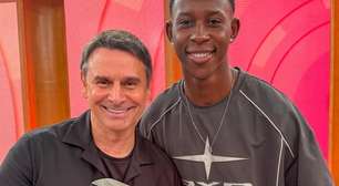 Campeão mundial brasileiro de taekwondo ganha carro ao vivo após promessa na TV