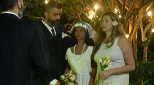Casal de influenciadores 'se casa' com boneca realista e vivem trisal: "Virou algo normal"
