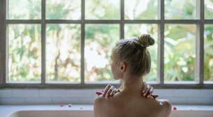 3 Banhos para atrair amor ainda este mês; veja quais funcionam