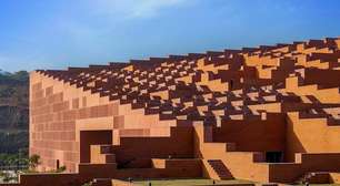 Telhado escalonado cria jardim de 9 mil m² em universidade