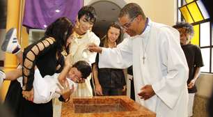 "Entrar na igreja como mãe travesti e batizar meu filho foi um gesto de fé, proteção e amor", diz a atriz Isis Broken