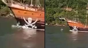 Marinha vai investigar colisão entre 'barco pirata' e moto aquática com casal se beijando em Balneário Camboriú