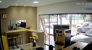 Motorista fantasma? Veículo liga sozinho e invade sorveteria no Mato Grosso; veja vídeo