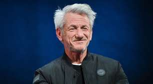 Sean Penn recebe estatueta do Oscar feita com metal de trem atingido na guerra da Ucrânia