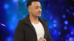 Ex-cantor do Raul Gil chora em estreia de show após cirurgia no cérebro; veja