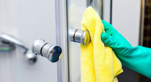 Nunca mais sofra na faxina: o jeito mais fácil (e rápido!) de limpar o box de vidro do banheiro e tirar manchas de sabão