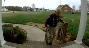 Vaquinha de US$ 1 milhão muda vida de idoso que trabalhava como entregador