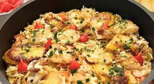 Arroz de moqueca com tilápia e banana-da-terra fácil