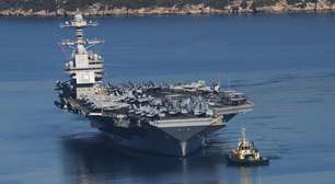 Problemas técnicos e banheiros entupidos obrigam maior porta-aviões do mundo a deixar o Mar Vermelho