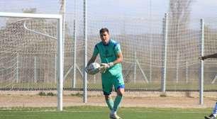 Raro: goleiro sofre lesões simultâneas nas duas pernas durante jogo