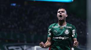 Palmeiras sofre com um jogador a mais, mas vence o Botafogo e embala no Brasileirão