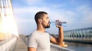 Beber muita água pode fazer mal? Entenda quando isso acontece