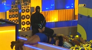 BBB 26: edição mostra exato momento em que Chaiany e Marciele se beijam escondidas
