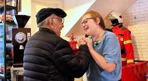 Repórter registra encontro de sobrevivente de incêndio com bombeiro de 95 anos que a salvou