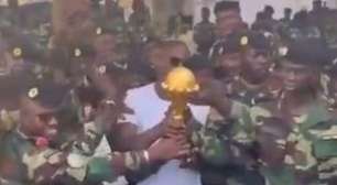 Senegal desafia decisão da CAF e leva troféu para base militar