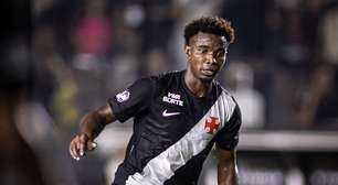 Thiago Mendes é presenteado por Raphael Claus após vitória do Vasco; veja