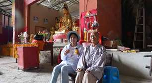 Monja que vive isolada em caverna na China há 10 anos intriga visitantes