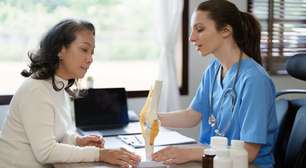 Pular café da manhã e jantar tarde: hábitos aumentam o risco de osteoporose e fraturas