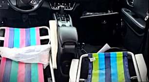 Carro com cadeiras de praia no lugar dos bancos é flagrado rodando na Grande Porto Algre