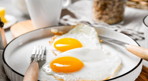 Consumir ovos no café da manhã ou no jantar é uma ótima ideia, mas combiná-los com este alimento aumentará a absorção de proteínas