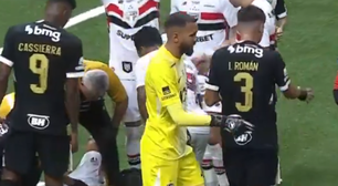 Lucas deixa gramado de maca e é levado a hospital em derrota do São Paulo