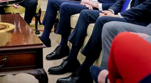 Sapatos gigantes dados por Trump a integrantes e aliados do governo viram meme; veja motivo