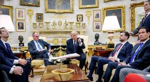 Sapatos gigantes usados por integrantes e aliados do governo Trump viram meme; veja motivo