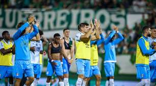 Titular do Grêmio sofre lesão grave e deixa o campo de ambulância; veja o momento