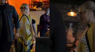 Sabrina Carpenter é vista saindo de restaurante em São Paulo; veja vídeos