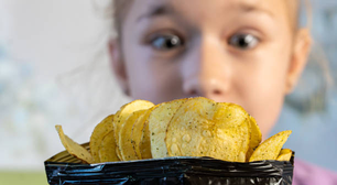 Alimentos ultraprocessados podem estar ligados ao consumo excessivo de alimentos em adolescentes