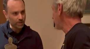 Na Ucrânia, Sean Penn ganha Oscar simbólico feito com metal de trem destruído na guerra