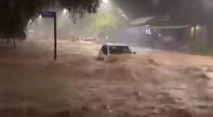 Vídeo mostra carro sendo arrastado por enxurrada e assusta moradores no Pará: 'Meu Deus'