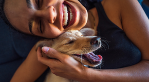 Brasil é o 7º país mais feliz do mundo, mas situação financeira é maior causa de tristeza, diz estudo