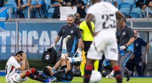 Lateral do Grêmio sofre lesão grave e deixa campo de ambulância