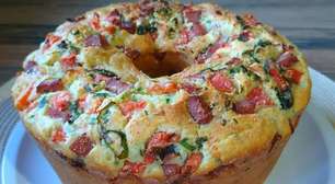 Bolo salgado recheado: é só misturar os ingredientes para ter um lanche úmido e fofo