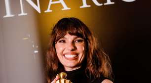 Isis Valverde aposta em all black para lançamento de perfume no Rio