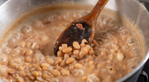 Se sua mãe não te ensinou, eu te ensino como engrossar o caldo de feijão do jeito mais fácil possível! Diga adeus ao feijão ralo!