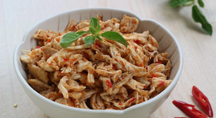 Frango desfiado na panela de pressão: o truque em 1 min que salva o almoço