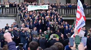 Funeral de fundador da Liga é marcado por protestos contra Salvini e Meloni