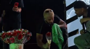 Zé Felipe arranca gritos ao guardar flor para Virginia e Ana Castela em show