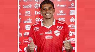 Caio Marcelo estreia no futebol brasileiro e celebra início pelo Vila Nova