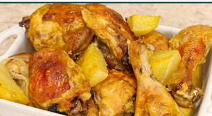 Frango assado com batatas de um jeito muito fácil, que fica bem douradinho e suculento