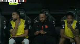 Memphis Depay esclarece uso de celular durante empate entre Corinthians e Flamengo